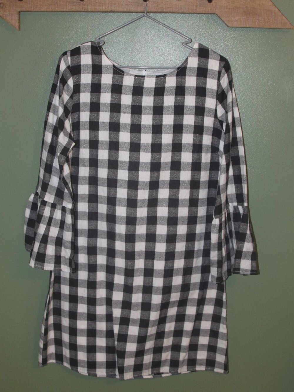 Ella Gray NWT black & white gingham shift dress featuring long sleeves/bell cuff